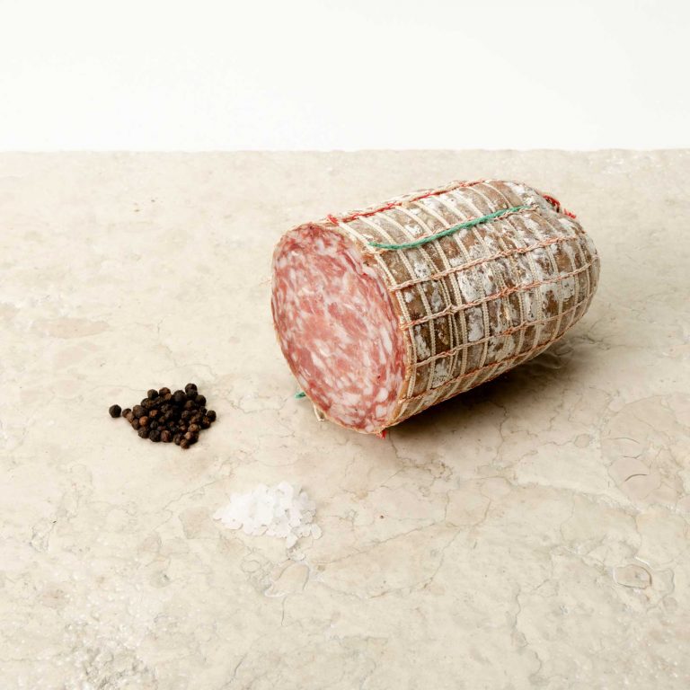 mezza sopressa del contadino artigianale di suino italiano